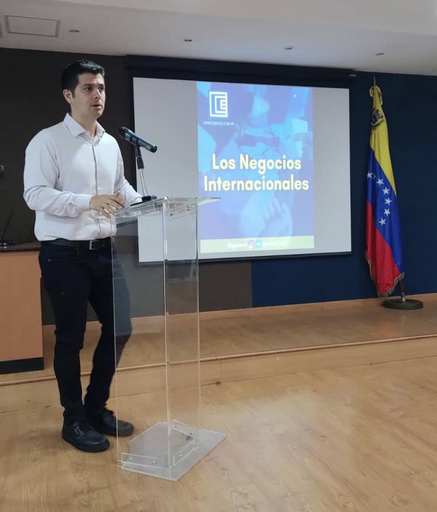 Moderador Elio Córdova en el foro "Los Negocios Internacionales"